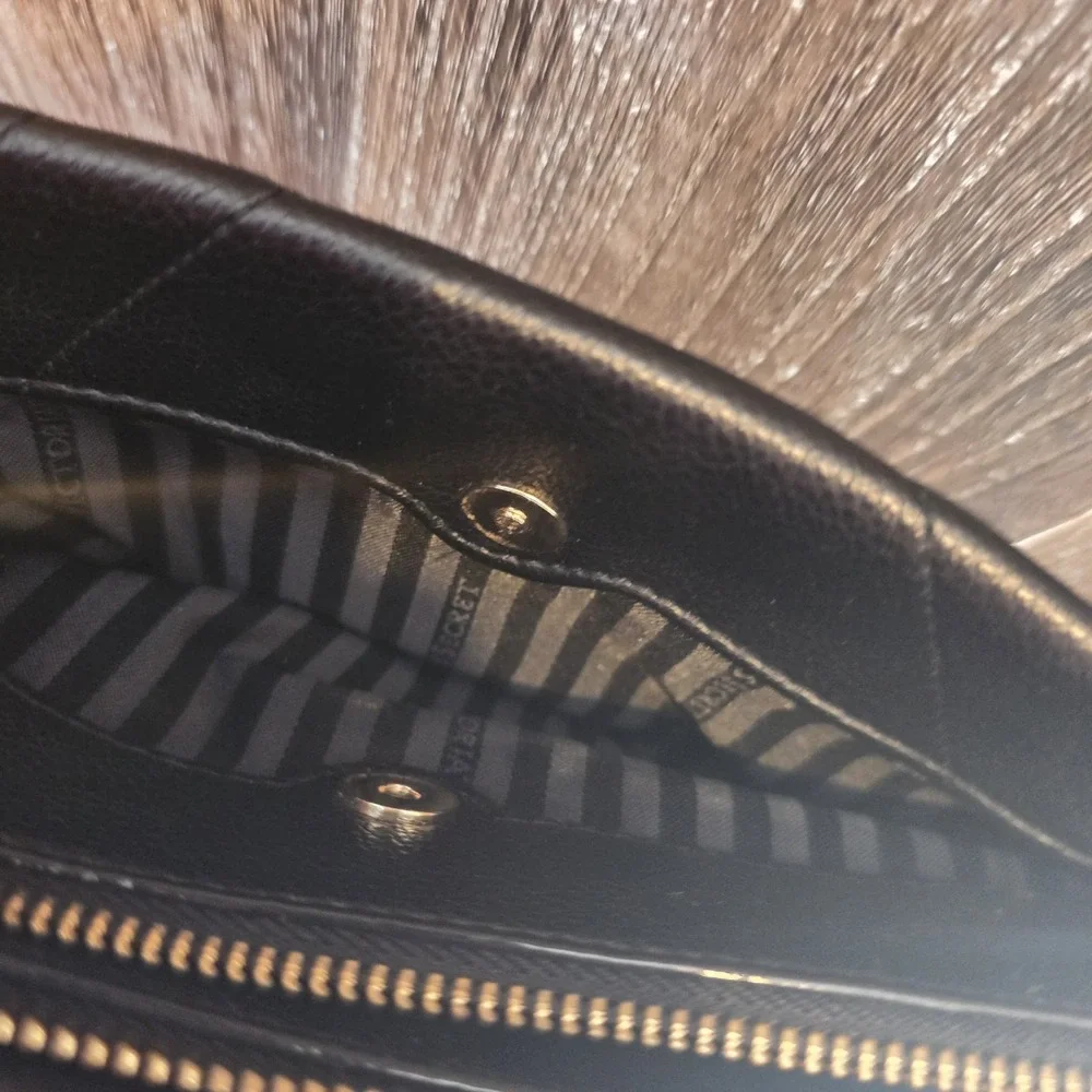Victoria's Secret Purse Black V-Quilted Top Zip Cross Body Camera‎ Shoulder Bag